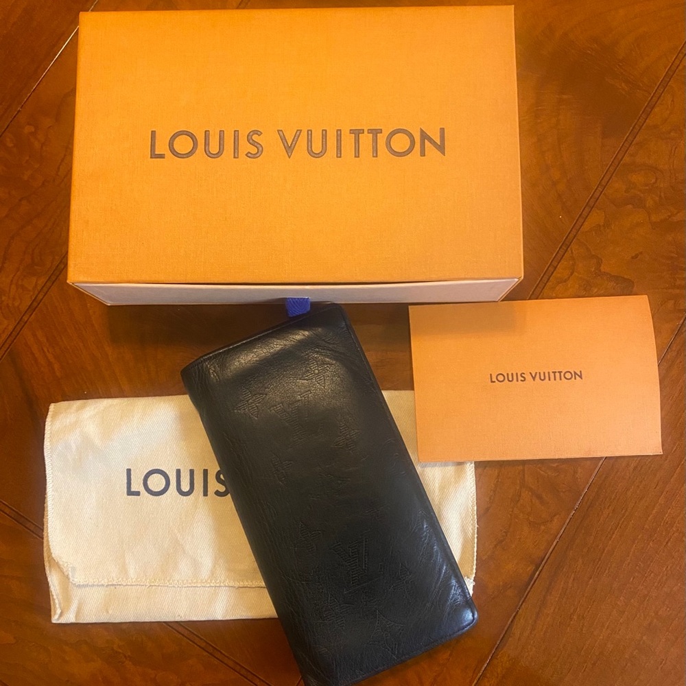 LOUIS VUITTON BRAZZA Wallet in Mono Shadow